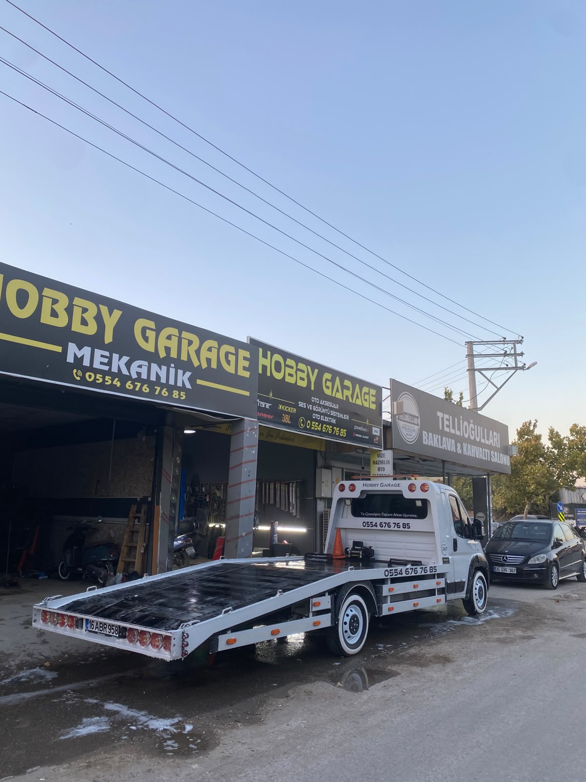 Hobby Garage tabelası önünde oto çekici